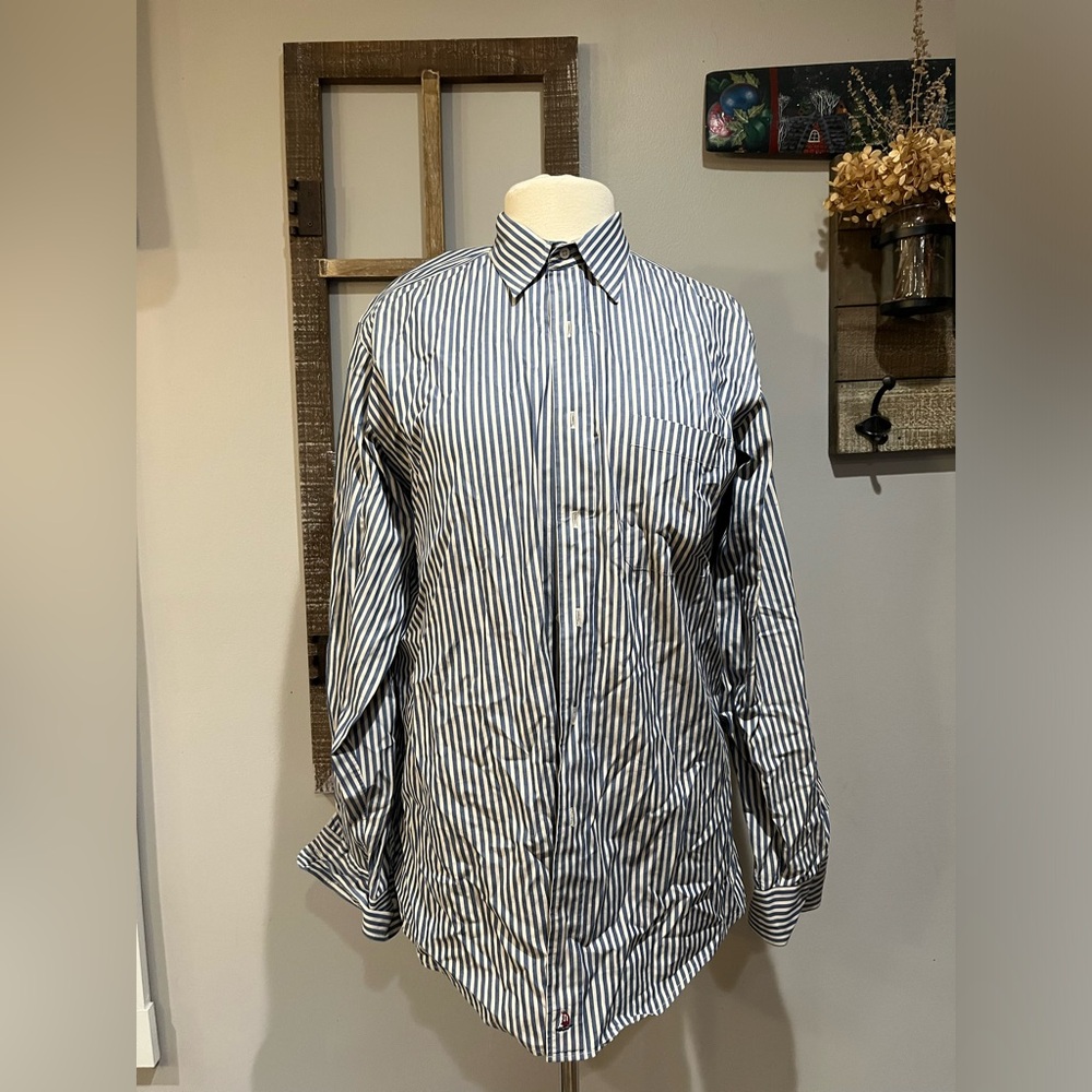 Nordstrom classic blue &‎ white button down shirt